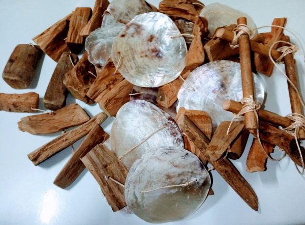 Espanta espíritus rústico con madera y conchas