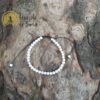 Bracciale di Howlite bianca con cordoncino regolabile - immagine 4