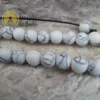 Bracciale di Howlite bianca con cordoncino regolabile - immagine 3