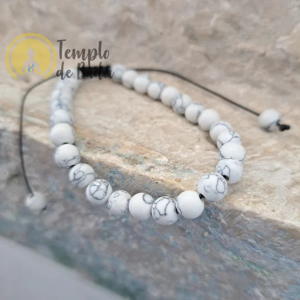 Bracciale di Howlite bianca con cordoncino regolabile - immagine 2
