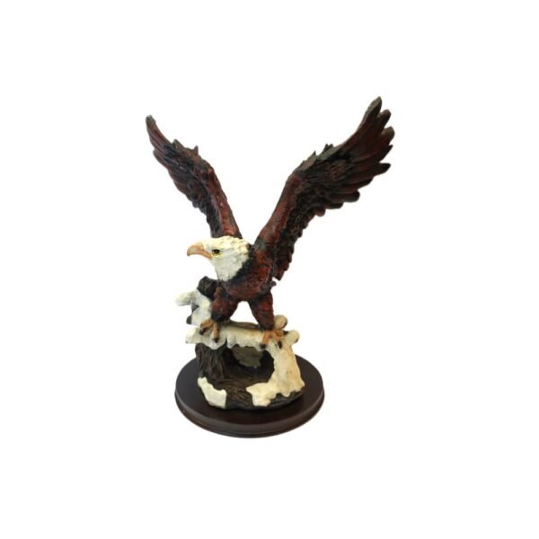 Estátua Águia Real com Asas Abertas no Penhasco