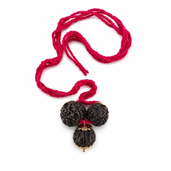 Cordão Vermelho com 3 Rudrakshas